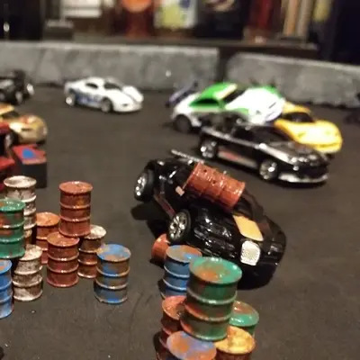 Gara tra auto RC in scala 1:58 su un circuito fatto in casa, in stile post-apocalittico