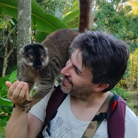 Danilo in viaggio, con un lemure