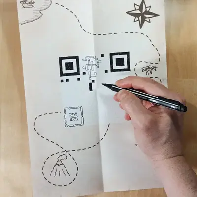 Un biglietto d'auguri di QRiddle in fase di risoluzione: il QR code emerge